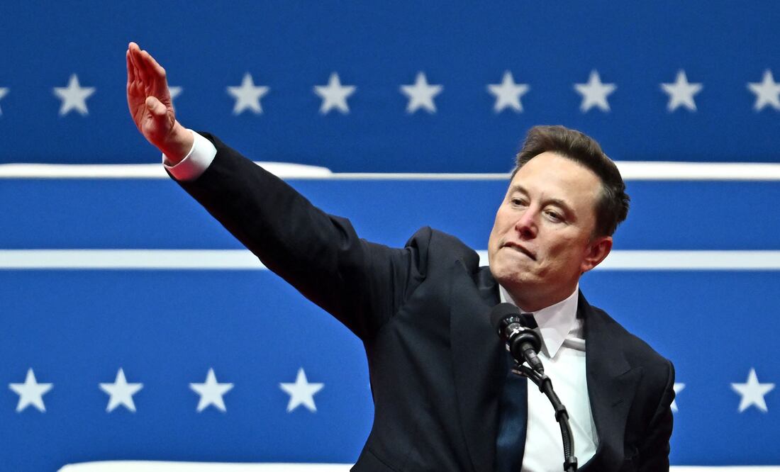 Elon Musk respalda plan de Trump para Marte y desata polémica por singular saludo (Photo by ANGELA WEISS / AFP)