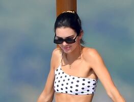 Kendall Jenner presume figura 'irreal' en México con diminuto bikini naranja