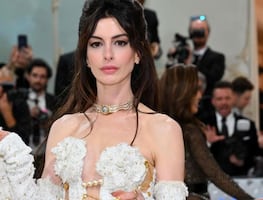 Anne Hathaway sorprende con vestido brillante y escote imposible de llevar en Nueva York