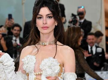 Anne Hathaway sorprende con vestido brillante y escote imposible de llevar en Nueva York