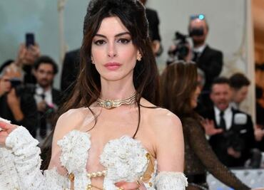 Anne Hathaway sorprende con vestido brillante y escote imposible de llevar en Nueva York