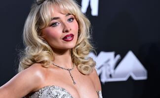 Sabrina Carpenter se roba todas las miradas con body de cristales y liguero rosa