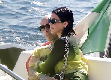 Kourtney Kardashian luce su falda más arriesgada junto a Travis Barker