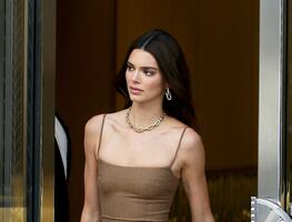 Kendall Jenner presume minicintura con crop top en sesión de fotos