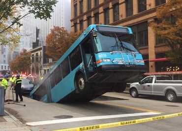 Autobús queda atrapado dentro de socavón en Pittsburgh