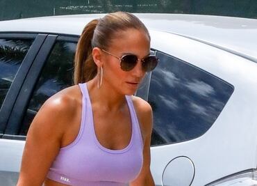 Jennifer Lopez remarca su figura 'de infarto' con leggings lavanda en Miami