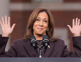 "Estamos contigo": dejan mensajes y flores en la residencia de Harris tras su derrota