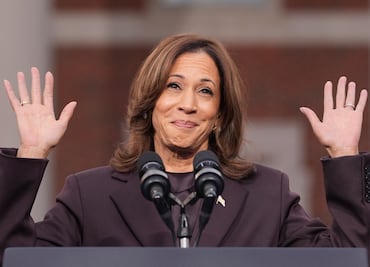 "Estamos contigo": dejan mensajes y flores en la residencia de Harris tras su derrota