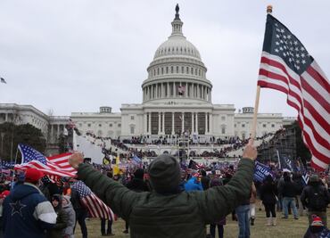 Arrestan a manifestante pro-Trump con sudadera nazi