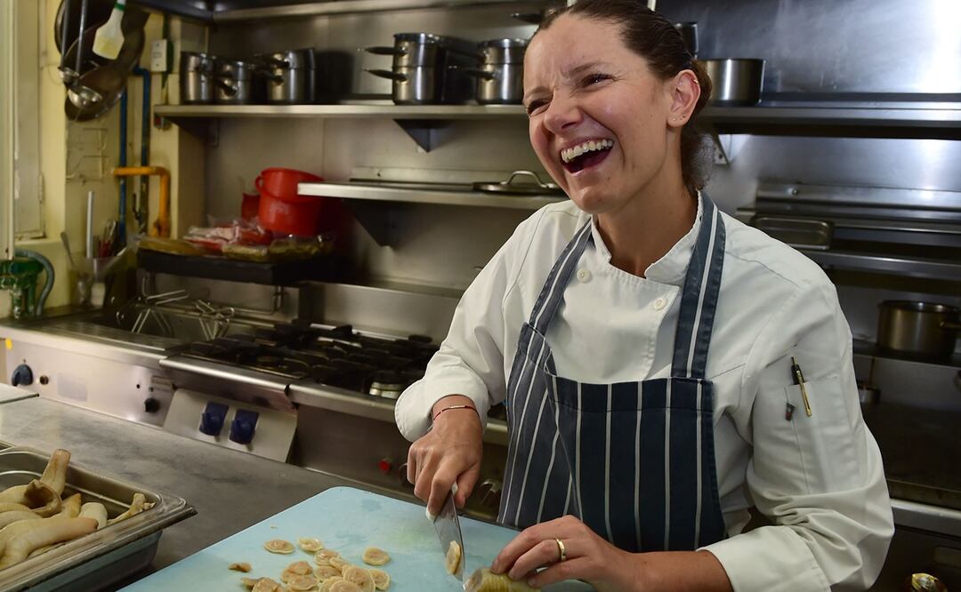 La cocinera mexicana Elena Reygadas, que dirige el restaurante Rosetta en Ciudad de México, fue elegida mejor chef femenina 2023 por el grupo "50 Best"(Photo by Ronaldo SCHEMIDT / AFP)