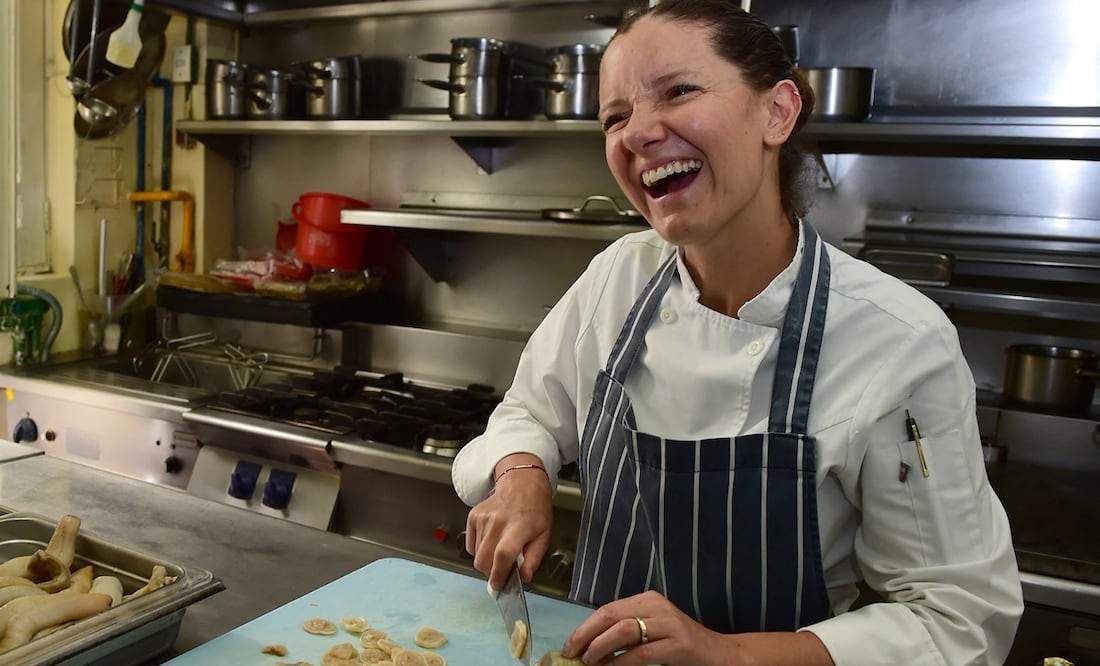 La cocinera mexicana Elena Reygadas, que dirige el restaurante Rosetta en Ciudad de México, fue elegida mejor chef femenina 2023 por el grupo "50 Best"(Photo by Ronaldo SCHEMIDT / AFP)