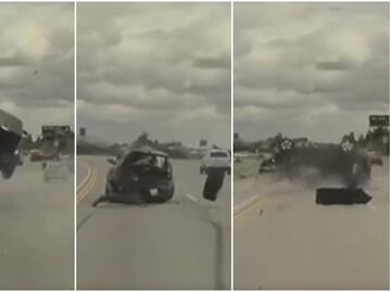 Video. Auto sale volando en autopista de Los Ángeles tras ser golpeado por una llanta