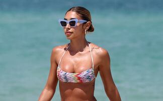 Ex novia de Justin Bieber conquista Miami con el bikini más espectacular de primavera