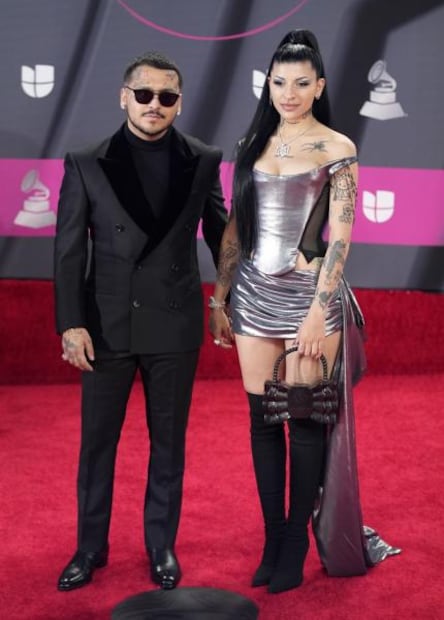 Atrevida y excéntrica, Cazzu conquista los Grammy con minifalda metálica