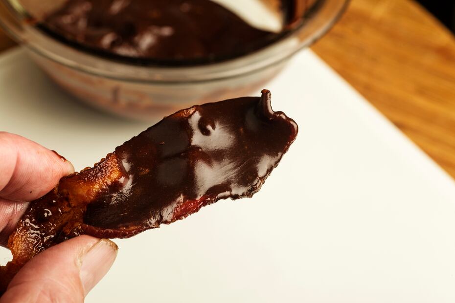 Tocino cubierto de chocolate. iStock/andykatz