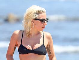 Lady Gaga 'rompe Instagram' con su bikini más arriesgado