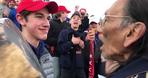 Podrían expulsar a jóvenes que se burlaron de nativo americano