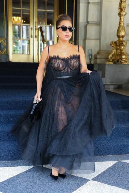 Lady Gaga destila elegancia con vestido traslúcido en Nueva York