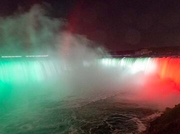 Iluminan las Cataratas del Niágara con colores de la bandera de México
