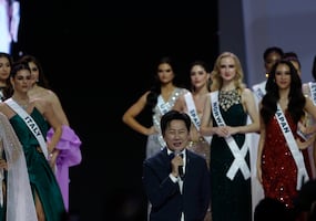 Duro castigo para Nawat Itsaragrisil: cancelan su cena con participantes de Miss Universo tras insultar a Fátima Bosch