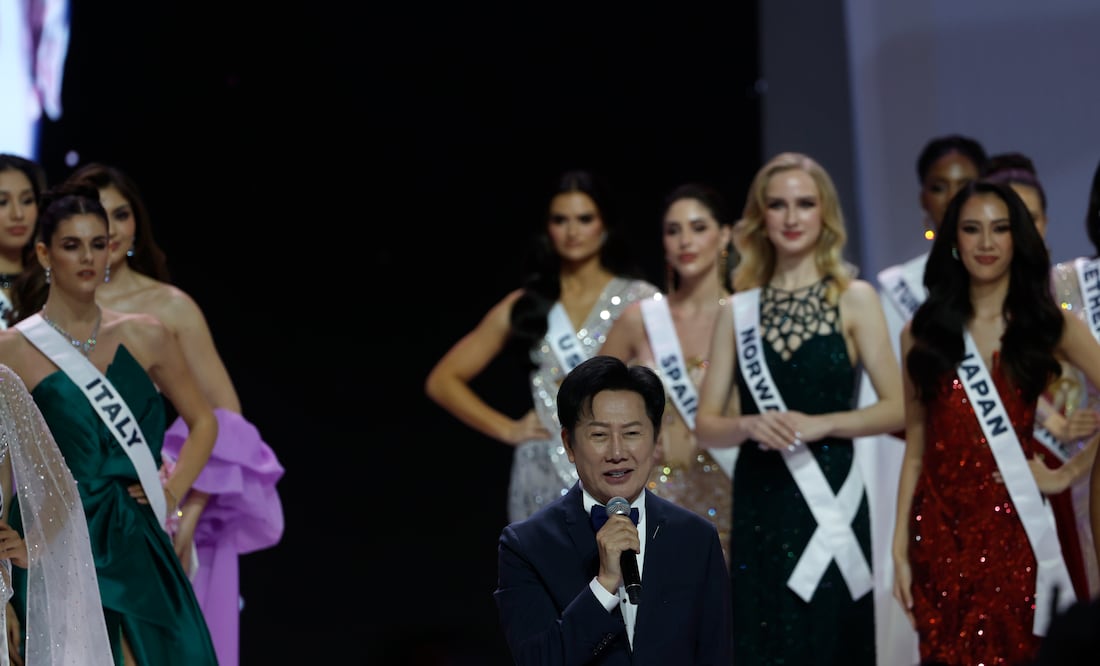 Duro castigo para Nawat Itsaragrisil: cancelan su cena con participantes de Miss Universo tras insultar a Fátima Bosch. Foto: EFE/EPA/RUNGROJ YONGRIT