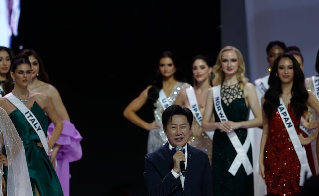 Duro castigo para Nawat Itsaragrisil: cancelan su cena con participantes de Miss Universo tras insultar a Fátima Bosch