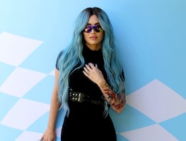 Megan Fox se luce en mini shorts en Coachella y deslumbra con cambio de look