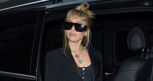 Miley Cyrus conquista Londres con minivestido negro