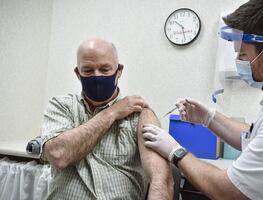 Condado de Florida pide el aval para prohibir las vacunas de covid-19