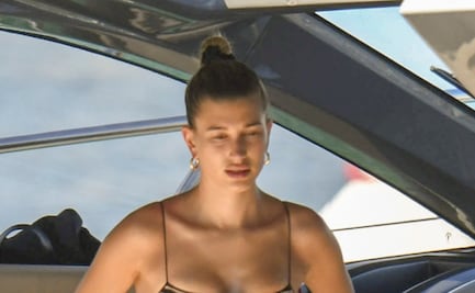 Hailey Bieber impacta con diminuto bikini 'animal print' en Italia