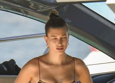 Hailey Bieber impacta con diminuto bikini 'animal print' en Italia