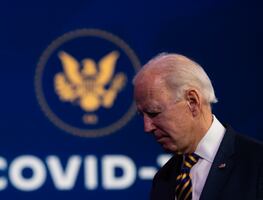 Biden critica el "retraso" del plan de vacunación de Trump en EU