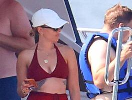 Scarlett Johansson conquista con bikini rojo en los Hamptons