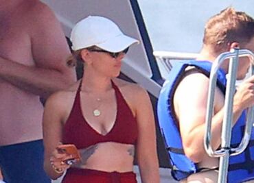 Scarlett Johansson conquista con bikini rojo en los Hamptons