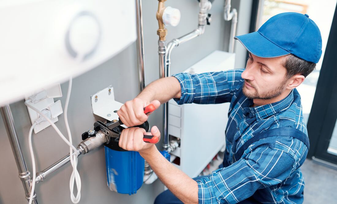 Consulado de Estados Unidos busca plomeros para trabajar en Guadalajara; ofrecen $275,118 pesos anuales. iStock/shironosov