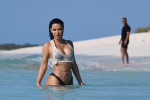 Kim Kardashian posa con diminuto bikini de infarto en el mar y deslumbra