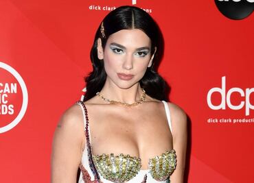 Dua Lipa usa atrevido vestido de red crochet y deja ver su lencería