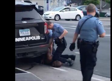 Video. Floyd no se resistió al arresto; fue sometido por dos policías más