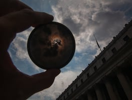 Eclipse Total de Sol 2024. ¿Cómo ver el eclipse del 8 de abril si no tengo lentes especiales?