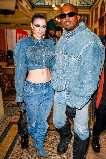 Julia Fox luce minicintura en alfombra roja de desfile con Kanye West 