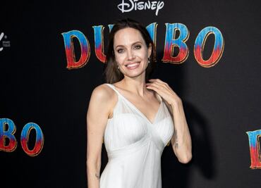 Angelina Jolie irradia glamour con vestido al estilo braless