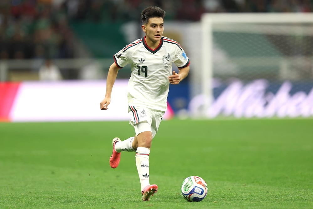 Con solo 17 años, Gilberto Mora hace historia y lanza una advertencia: “México está para ser campeón” EFE/ Isaac Esquivel