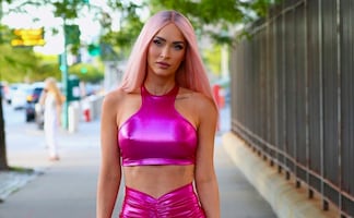 Como Margot Robbie, Megan Fox deslumbra al estilo Barbie con atuendo de látex