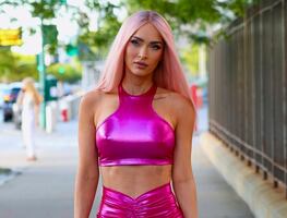 Como Margot Robbie, Megan Fox deslumbra al estilo Barbie con atuendo de látex