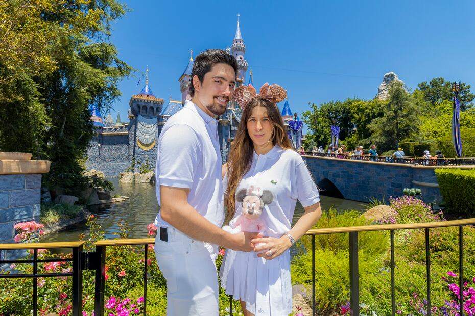 Alex Fernández y su familia en Disneyland. Foto Cortesía: Christian Thompson /Disneyland Resort