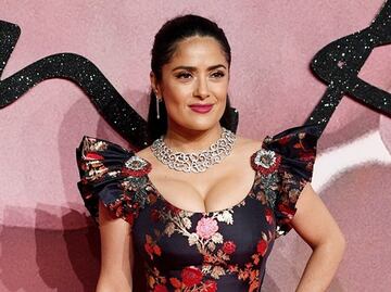 Salma Hayek impacta con catsuit de látex durante filmación