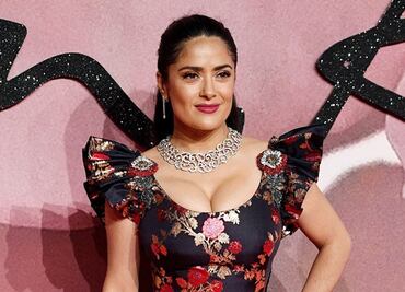 Salma Hayek impacta con catsuit de látex durante filmación
