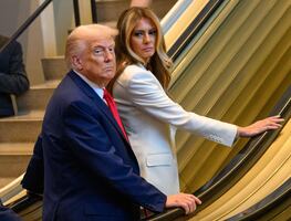 Escalera mecánica se detiene al subir Trump y Melania en la ONU: Casa Blanca exige despidos. VIDEO