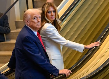 Escalera mecánica se detiene al subir Trump y Melania en la ONU: Casa Blanca exige despidos. VIDEO