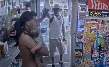 Video. Hombre con bebé en brazos se enfrenta a sujeto armado en EU